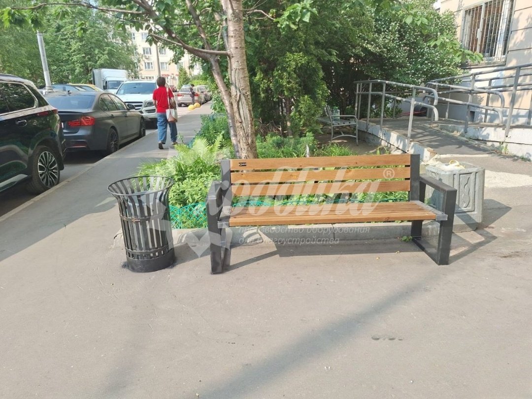 Уютный июнь в московских дворах: скамейки, беседки, урны, качели, велопарковки - 16