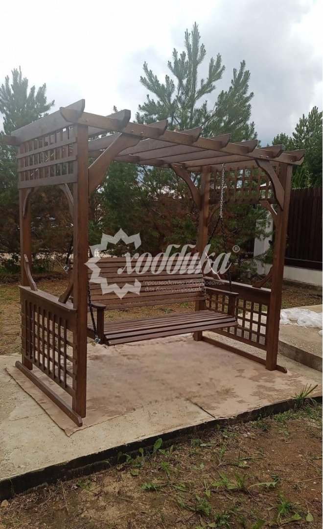Жаркий июль: парковые качели, скамейки, лежаки, урны - 49