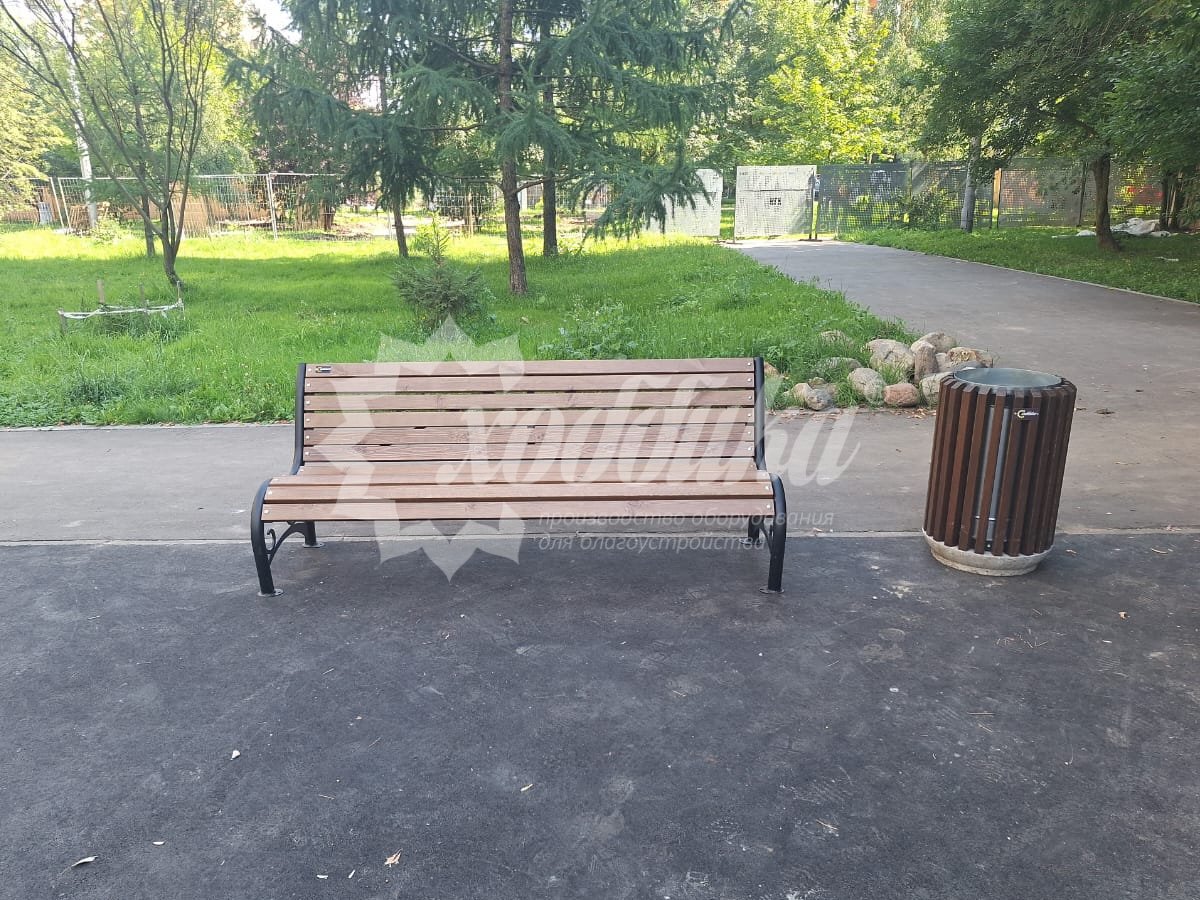 Жаркий июль: парковые качели, скамейки, лежаки, урны - 71