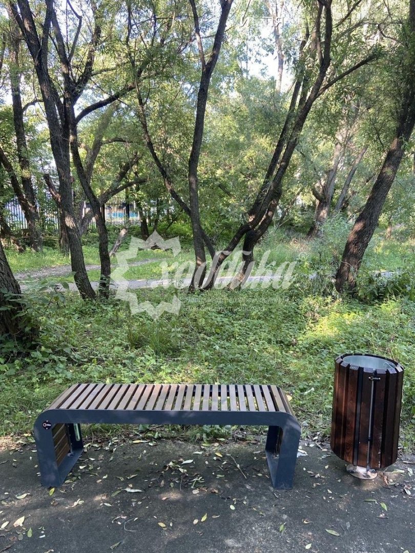 Жаркий июль: парковые качели, скамейки, лежаки, урны - 63