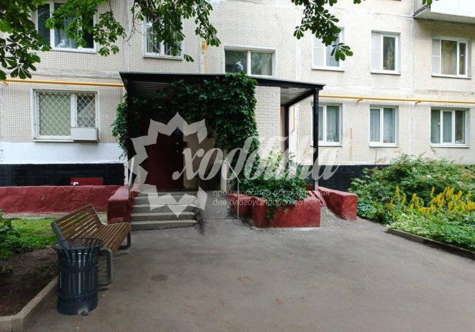 Жаркий июль: парковые качели, скамейки, лежаки, урны - 3
