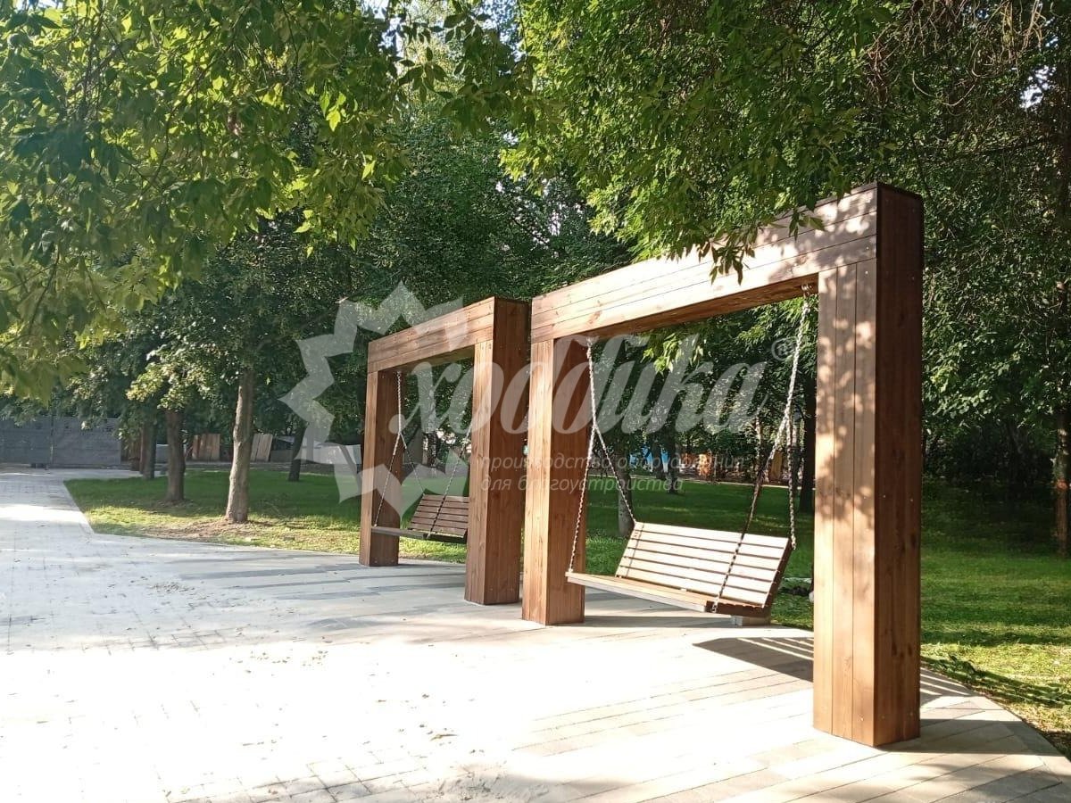 Жаркий июль: парковые качели, скамейки, лежаки, урны - 33