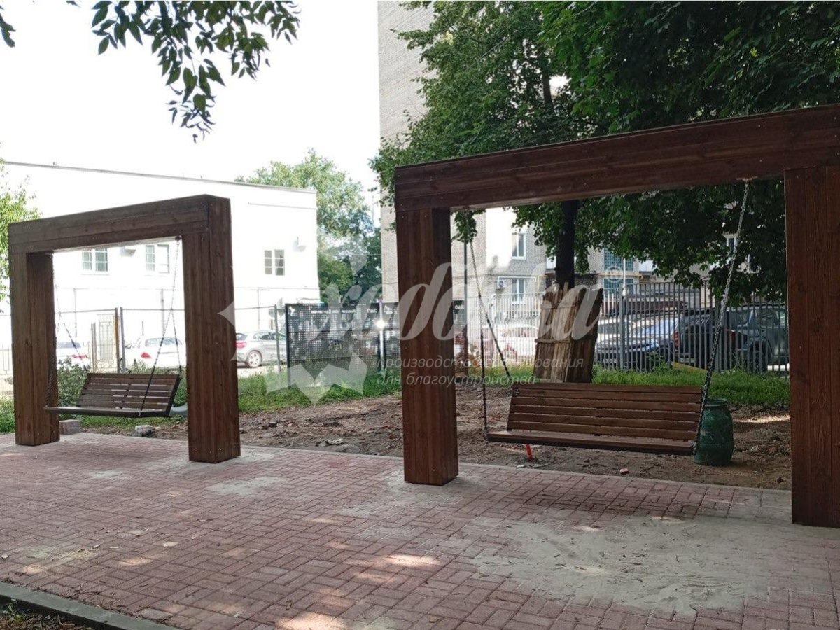 Жаркий июль: парковые качели, скамейки, лежаки, урны - 58