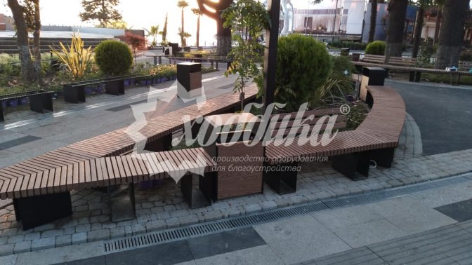 Парк «Ривьера» в Сочи: скамейка «Радиус» с композитом, лежаки и подиум