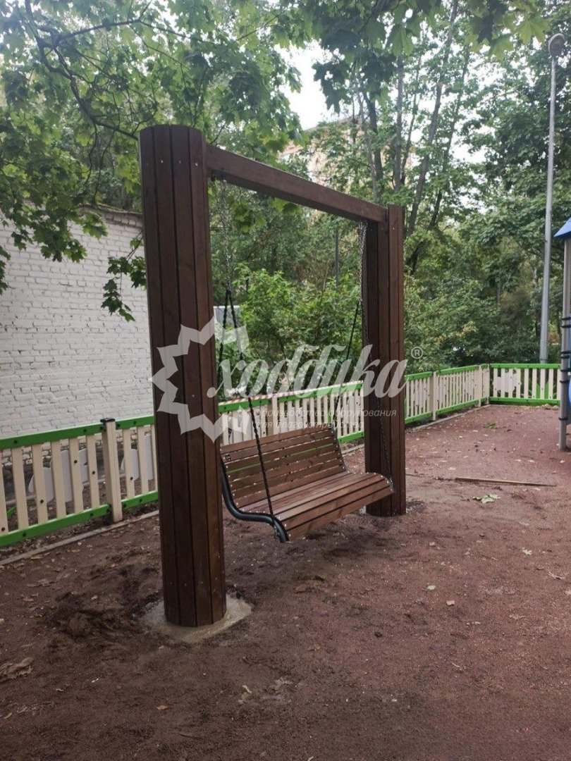Жаркий июль: парковые качели, скамейки, лежаки, урны - 10
