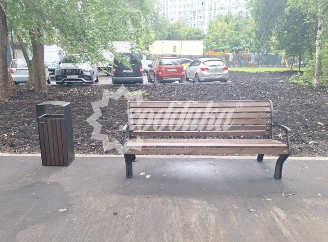 Жаркий июль: парковые качели, скамейки, лежаки, урны - 7