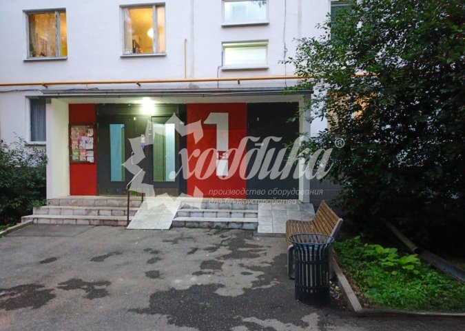 Жаркий июль: парковые качели, скамейки, лежаки, урны - 4