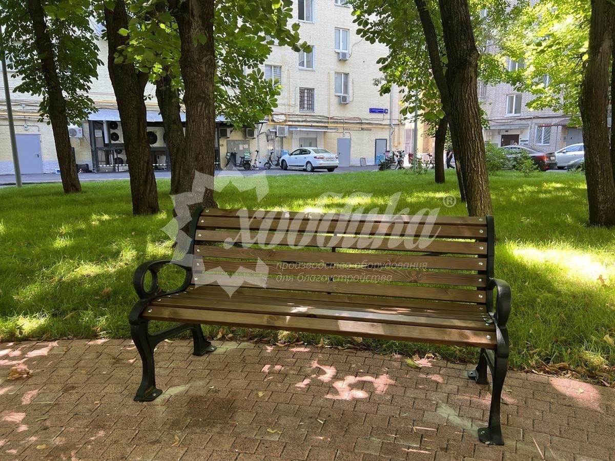 Жаркий июль: парковые качели, скамейки, лежаки, урны - 67