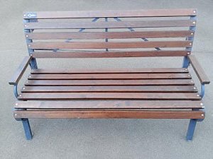 Скамейка стальная «Риза» с подлокотниками палисандр 1,5 м распродажа