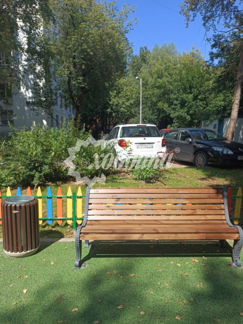 Жаркий июль: парковые качели, скамейки, лежаки, урны - 64