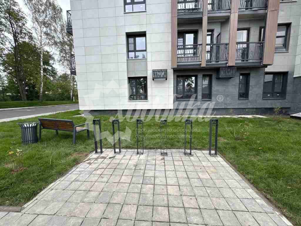 Уютный июнь в московских дворах: скамейки, беседки, урны, качели, велопарковки - 48