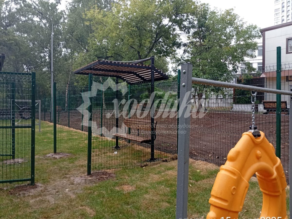 Жаркий июль: парковые качели, скамейки, лежаки, урны - 29