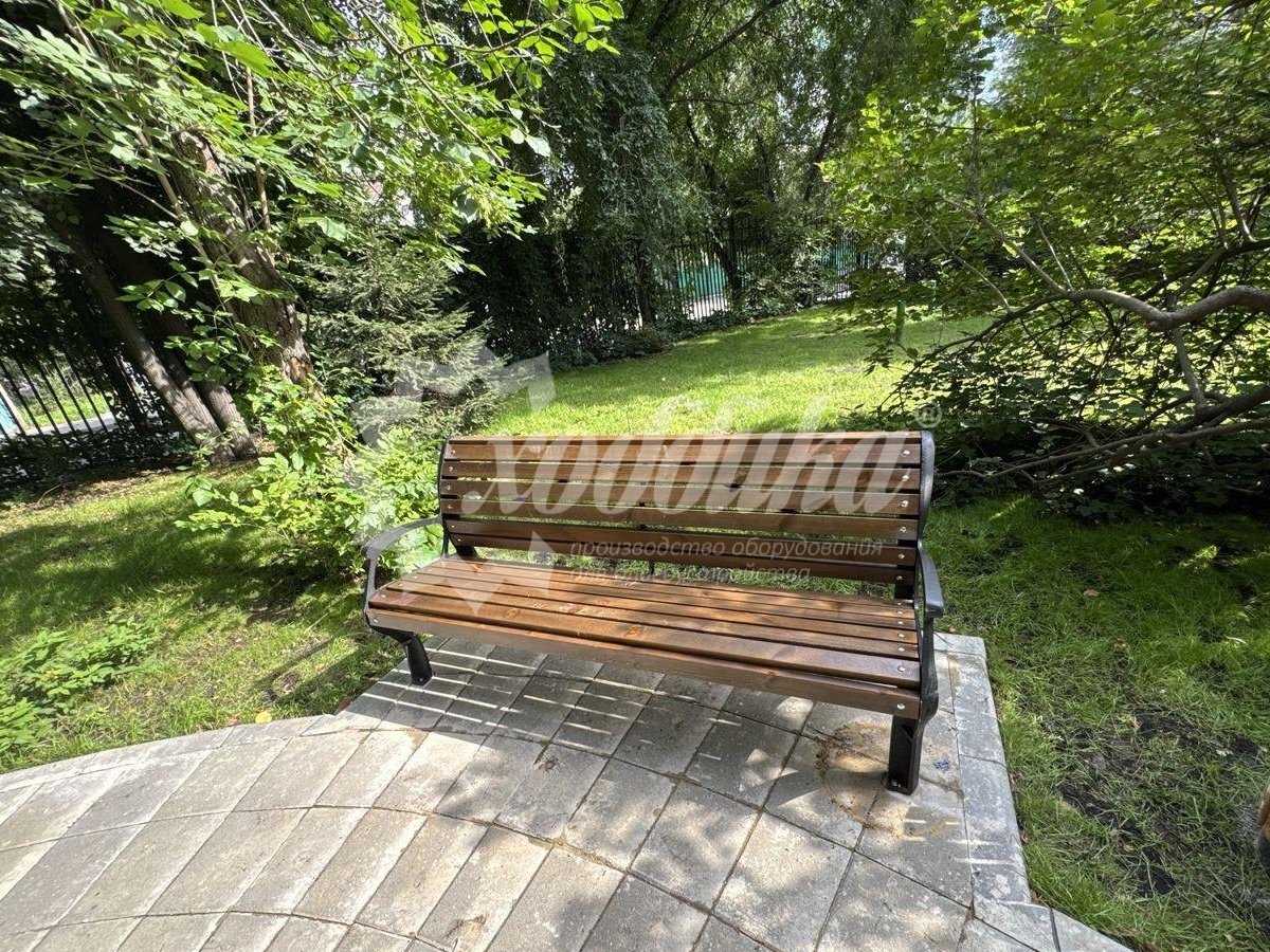 Жаркий июль: парковые качели, скамейки, лежаки, урны - 52