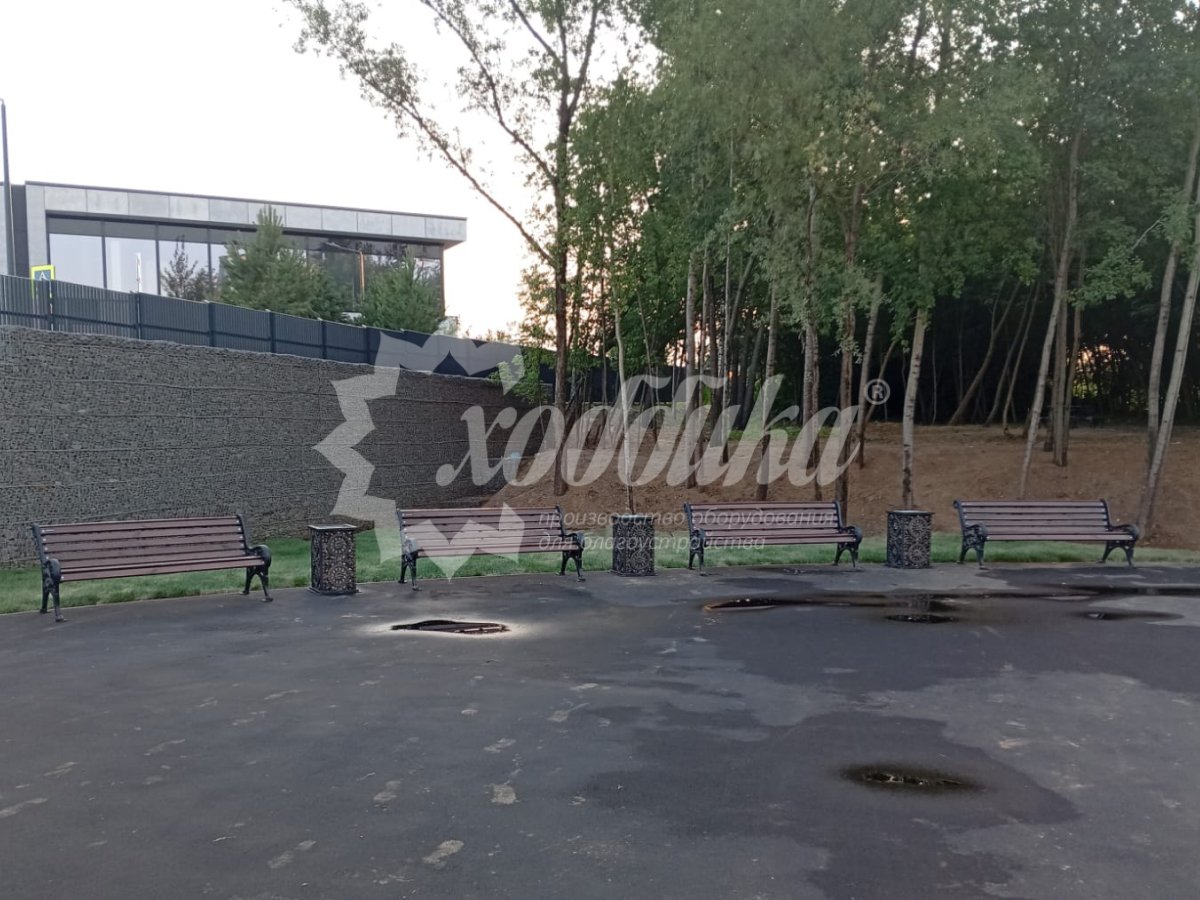 Жаркий июль: парковые качели, скамейки, лежаки, урны - 66